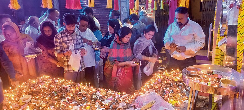 श्रद्धालुओं ने दीपदान कर की सुख समृद्धि की मंगल कामना